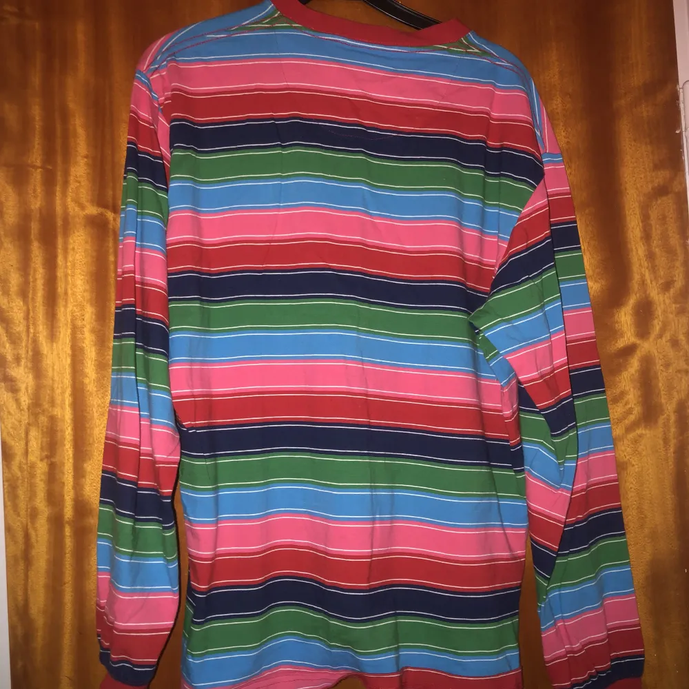 Säljer denna fina lite oversized tröja, i storlek M  70kr plus frakt💗. Tröjor & Koftor.