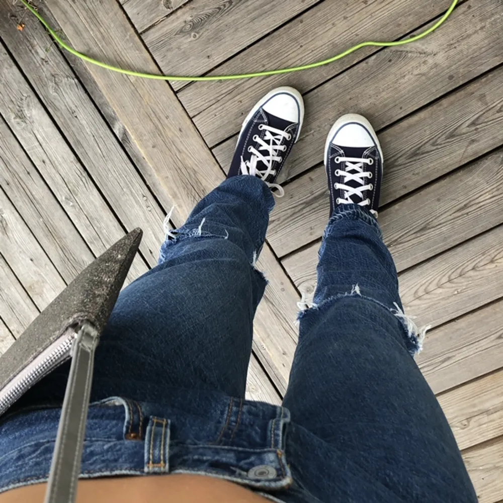 Så snygga Levis jeans i bra skick. De är lågmidjade straight med hål i knäna. De passar bra i längden för mig som är 167 och kan bäras av både S och XS.❤️. Jeans & Byxor.
