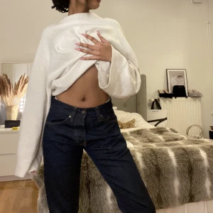 Low waist jeans - Säljer dessa low waist jeans med slits längst ner för det kommer till användning. Köparen står för frakt 📦 