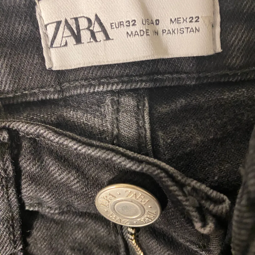 Jeans ifrån zara, använda max 3 gånger. Svarta, bootcut. Nypris 400kr, mitt pris 150kr💕. Jeans & Byxor.
