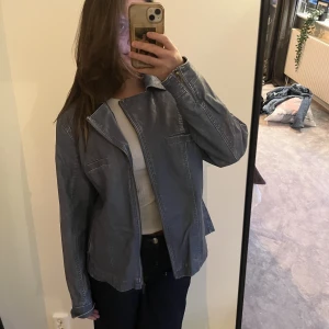 Jacka  - Vintage blå skinnjacka. Står storlek 50 i jackan.  Jag har vanligtvis m känns som en l/Xl på mig 