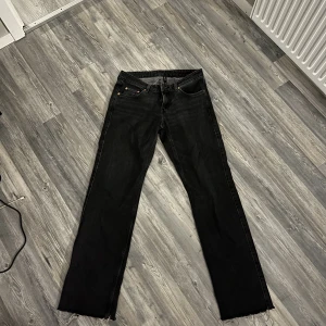 low waist jeans - lågmidjade jeans från weekday, använda fåtal gånger, storlek 28 längd 34 köpta för 500 säljer för 250+frakt, kan gå ner med priset