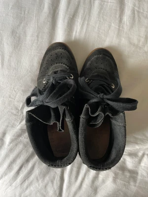 Isabel marant skor  - Isabel marant skor, modell bobby sneakers! Använda men väldigt bra skick! Köpta på isabel marant i Stockholm för några år sen! Storlek 37 passar även 38.