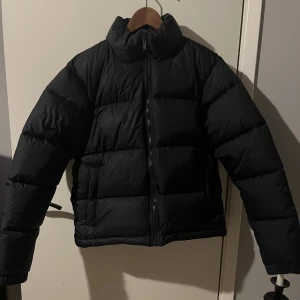 Vinterjacka - Säljer min vinterjacka från Everest, nypris 1000kr men säljer den för 400kr. Storlek xs men passar s/m. Säljer pågrund av att den är för stor och inte kommer till användning. Ingen luva❗️