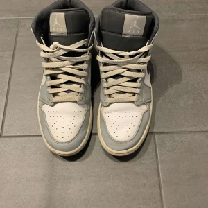 Jordan 1 light smoke grey  - Säljer ett par Jordan 1 mid i färgen light smoke grey, storlek 44. Jättefin färg och är lätt att matcha med. Pris kan diskuteras. Nypris 2700.