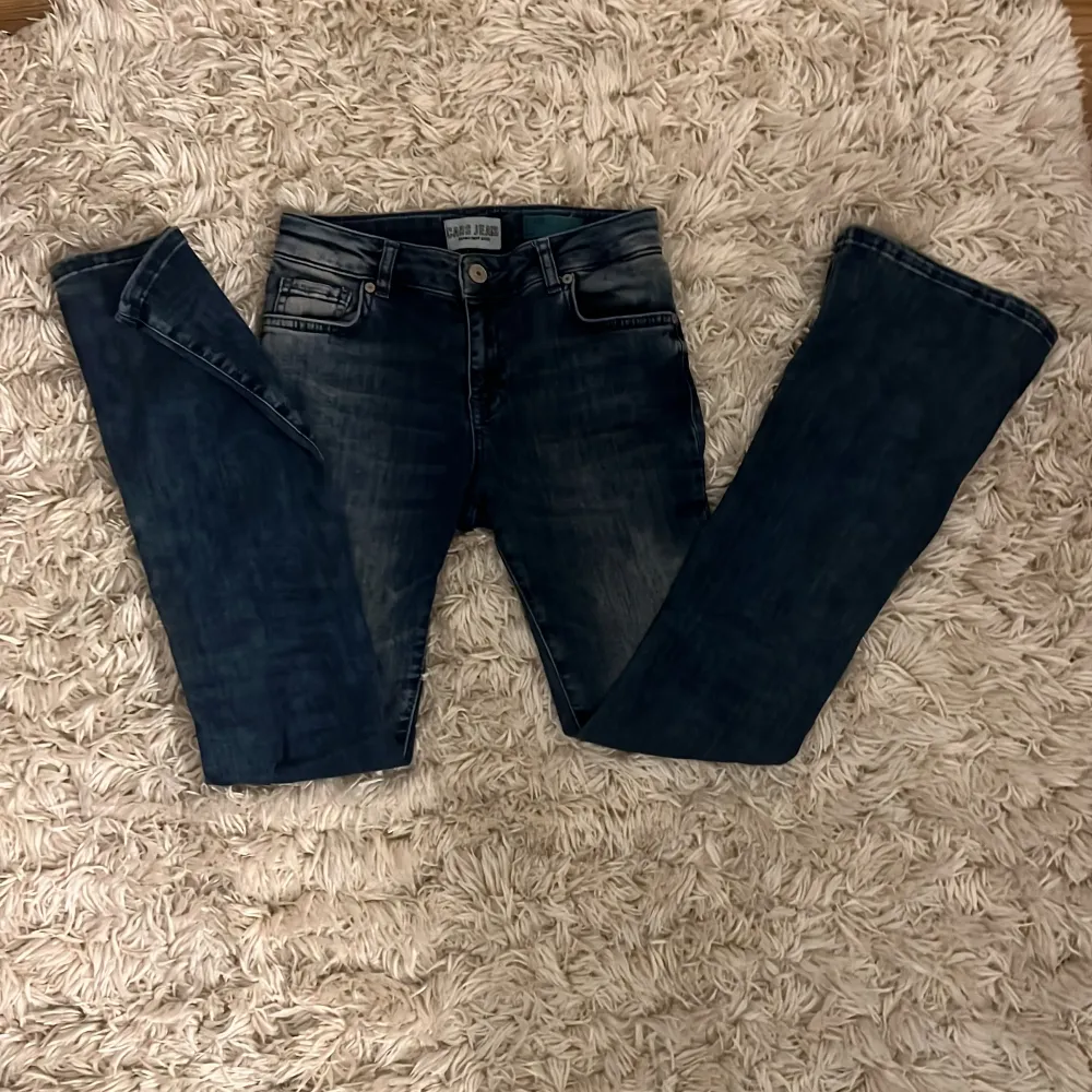 Super fina lågmidjade mörkblåa jeans. Inga defekter, fast använda några gånger. Innerbenslängd: 70cm. Midjemått(runt): 68( går att minskas) cm. Hör av er vid frågor:) passa på då frakten är graties i en vecka till ;) . Jeans & Byxor.