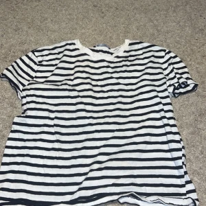 randig t-shirt från zara - Har använt den ca 2 gånger, tvättas innan jag postar 💗 tar endast swish 