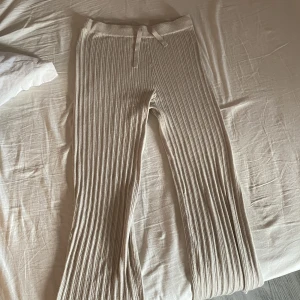 Byxor - Mysiga byxor från H&M i storlek S 🤍 passar också XS!