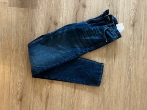Mörkblåa jeans - Säljer mina jeans då de inte kommer till användning längre! Jag är 172 och på mig är de perfekt längd!
