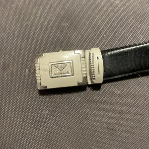 Armani bälte - Säljer nu mitt Armani bälte som jag har haft väldigt länge och det är ganska utslitet men det är ett väldigt fint bälte
