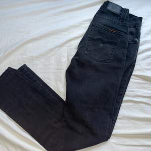 Ett par riktigt snygga nudie jeans fint skick svart. Vid fler frågor dm Storlek:29/32