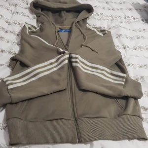 Adidaskofta - Jag säljer min Adidas kofta äkta. Den är i jätte bra skick storlek 38. Köparen står för frakt. 