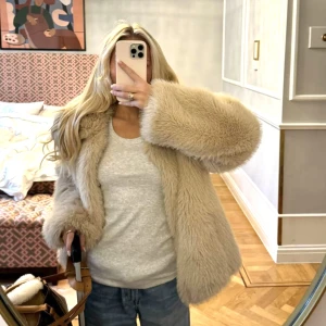 Pälsjacka - Säljer min beiga pälsjacka från Zara🤍 trendig & är i mycket bra skick. ❣️ Ej mina bilder! Jackan har 3 knappsatser framme ( ej 4), men har varit så sedan jag köpte. Så ingen tror den är sönder