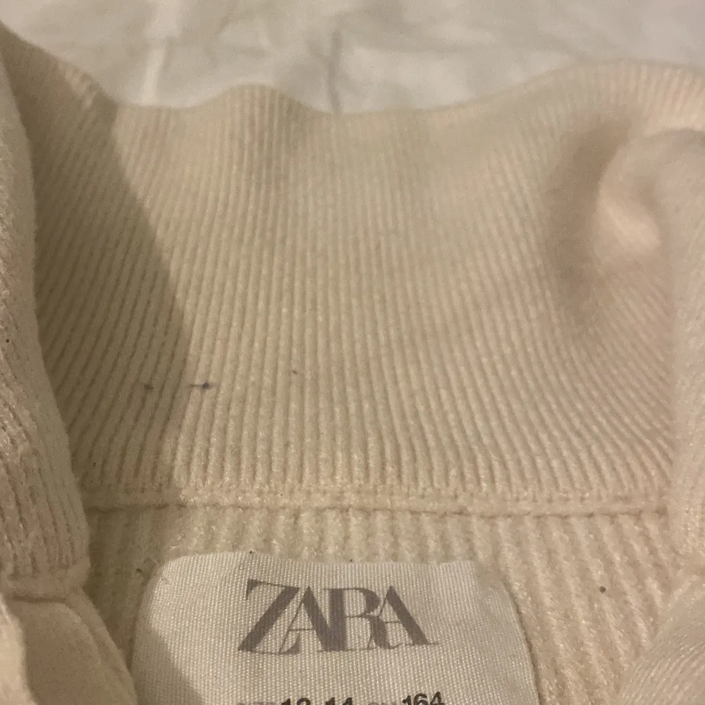 En jätte fin stickad randig tröja från Zara som är använd typ 3 gånger.. Tröjor & Koftor.