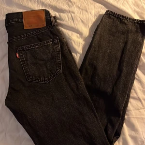 Svarta Levis 501 - Säljer dessa svart gråa Levis i modellen 501. Aldrig använda. De är i storlek 28/30. Vid frågor eller om du vill ha fler bilder är det bara att skicka ett meddelande!