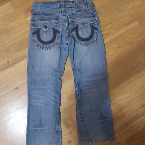 Hål i båda knäna. Har fått snygg wash. Lite bootcut. Köpte för 1200. Storlek 33