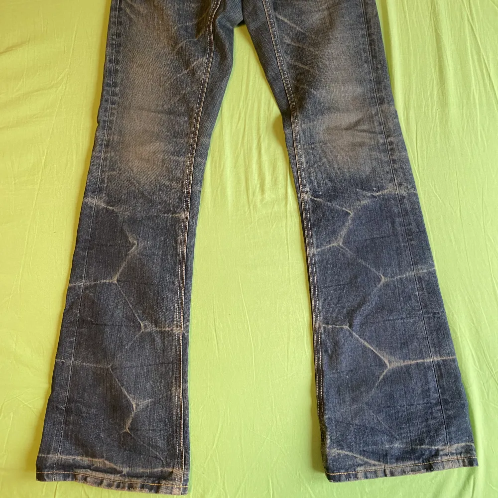 Skitsnygga vintage lowrise jeans med detaljer!! Utsvängda/baggy längst ner. Lite lite slitna längst ner då dom är lite långa för mig, skriv för mer bilder! ⭐️💘. Jeans & Byxor.