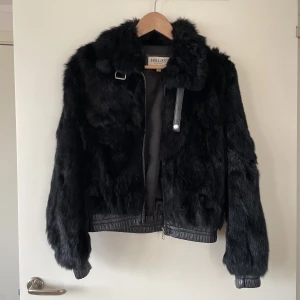 Pälsjacka från HOLLIES • 34 - Mjukaste pälsjackan från HOLLIES Stockholm i storlek 34 men funkar fint på mig som vanligtvis har 36. Fint skick!