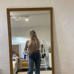 Stickad tröja - Rosa, stickad, v-ringad tröja! Säljer pga av att jag inte använder plagget längre. Storlek: XS. Skick: Bra, något litet slitage i armvecket men syns inte.