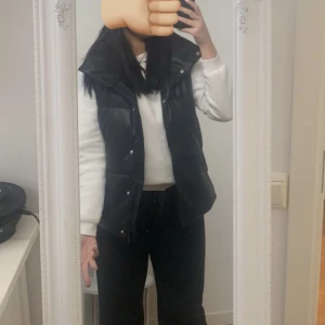 Svart väst - Jätte fin svart väst perfekt till hösten! Knappt andvänd och i väldigt bra skick. Nypris 500 kr. 💞