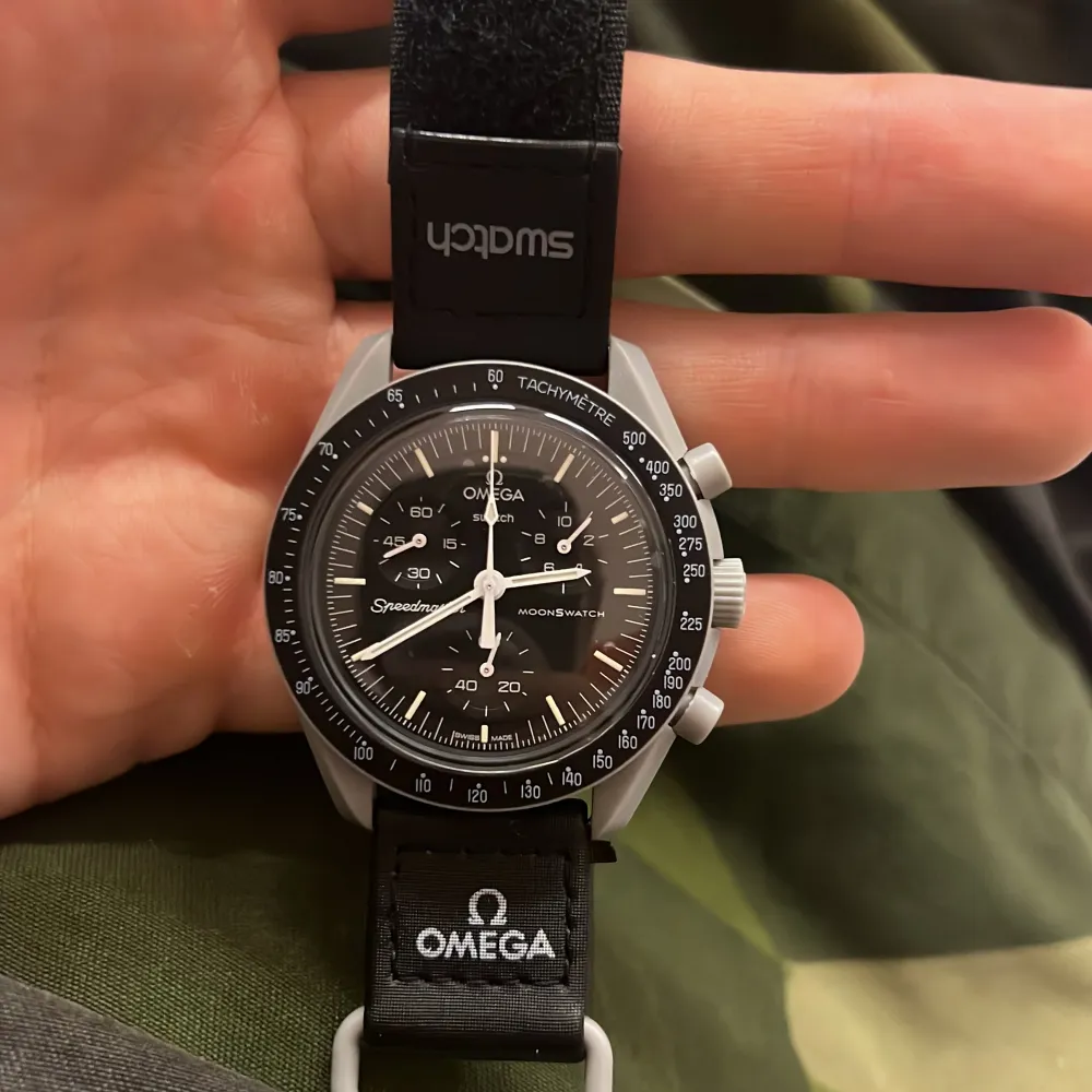 Säljer min omega moonswatch i väldigt bra skick. Retail pris 290 euro? Inte säker men nåt runt 3000 men reser på moon går på 5-6k. Säljer lite billigare då jag snabbt vill köpa en Neptune istället + ATT JAG INTE HAR KVAR BOX.Har endast kvitto:/ . Övrigt.