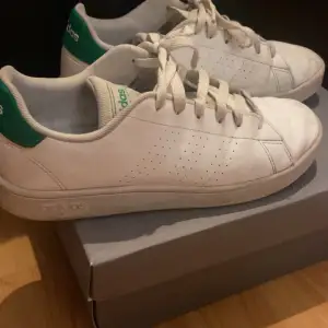 Välanvända sneakers från adidas i storlek 38 2/3  En del anmärkningar i form av smutsiga och nött tyg i hälarna men har mycket kvar att ge