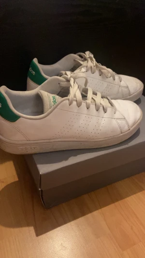 Adidas sneakers - Välanvända sneakers från adidas i storlek 38 2/3  En del anmärkningar i form av smutsiga och nött tyg i hälarna men har mycket kvar att ge
