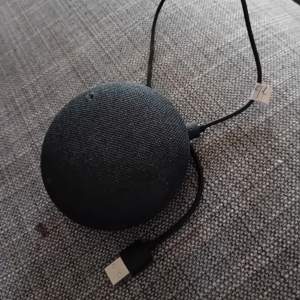 Säljer en google home mini. Används genom en app på telefonen. Testad och fungerar utmärkt