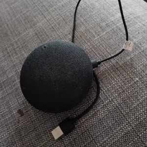 Google home mini - Säljer en google home mini. Används genom en app på telefonen. Testad och fungerar utmärkt