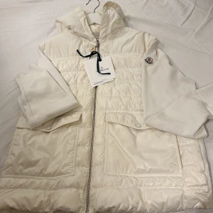 Moncler cardigan - Säljer min Moncler jacka eftersom jag växt ur den mycket fint skick. Kvitto finns 