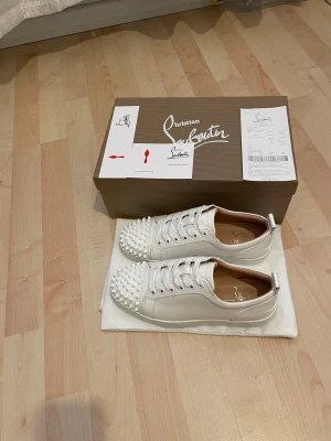 Christian Louboutin - Tjenare! Säljer ett par Christian Louboutin skor i färgen vit, de helt nya och är i 9,5/10 skick och bara testade inomhus på matta. Vid minsta fundering hör av er privat!