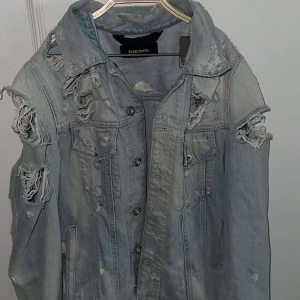 Diesel vintage ripped jeans jacka - Köpte den för 3 år sen och vill sälja den nu pga att den inte längre passar. Jättebra skick. Har haft på mig den ett par ggr. Säljer den ganska billig (diesel jacka brukar kosta runt 3000kr)