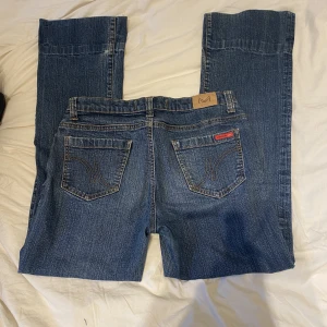 Jeans  - Säljer ett par superfina lågmidjade bootcut jeans pågrund av att dom inte kommer till så mycket användning! Jeansen är avklippta och rätt så slitna längst ner men inget man tänker på💗bara å höra av sig om det önskas fler bilder eller något💗