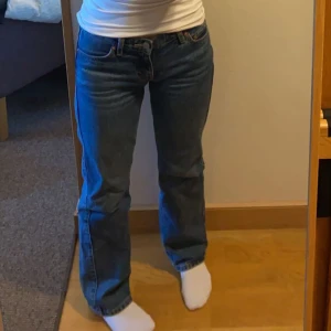 Jeans  - Jeans från Weekday i modellen Arow. Säljer då dom är för små💕 Precis som nya men litet slitage mellan benen som syns på andra bilden💕💕