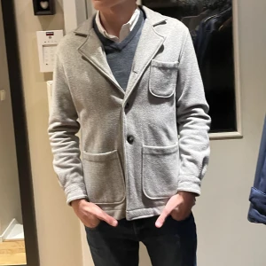 John Henric rock - Hej, säljer min kavaj från John Henric. Mycket bra skick och inga defekter eller likande. Fits: 170-180 cm. 