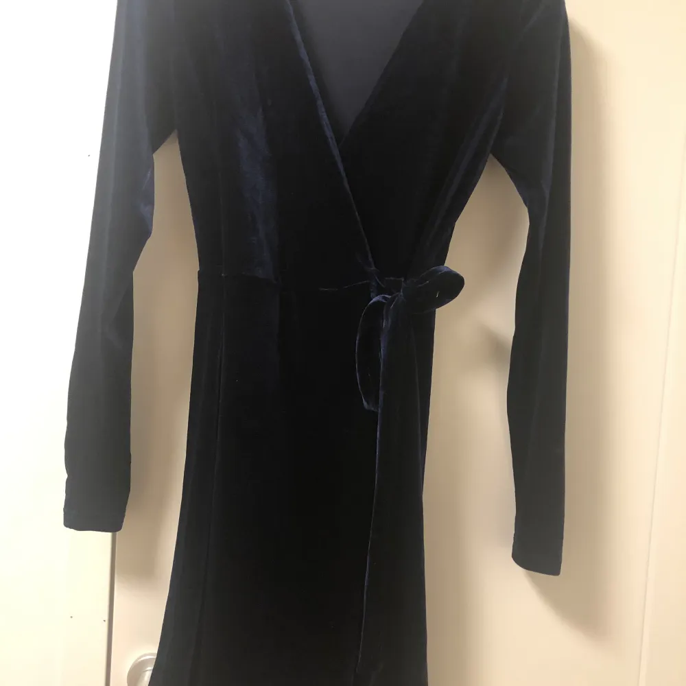 Blå klänning i sammet från NAKD 💙 Använd endast 1 gång. Storlek: XS Pris: 50 kr  Hämtas i Växjö eller skickas mot fraktkostnad! 💙 Säljer för att den är för att den ej kommer till användning. . Klänningar.