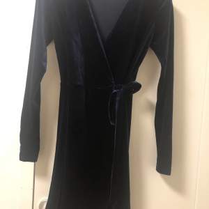 Blå klänning i sammet från NAKD 💙 Använd endast 1 gång. Storlek: XS Pris: 50 kr  Hämtas i Växjö eller skickas mot fraktkostnad! 💙 Säljer för att den är för att den ej kommer till användning. 