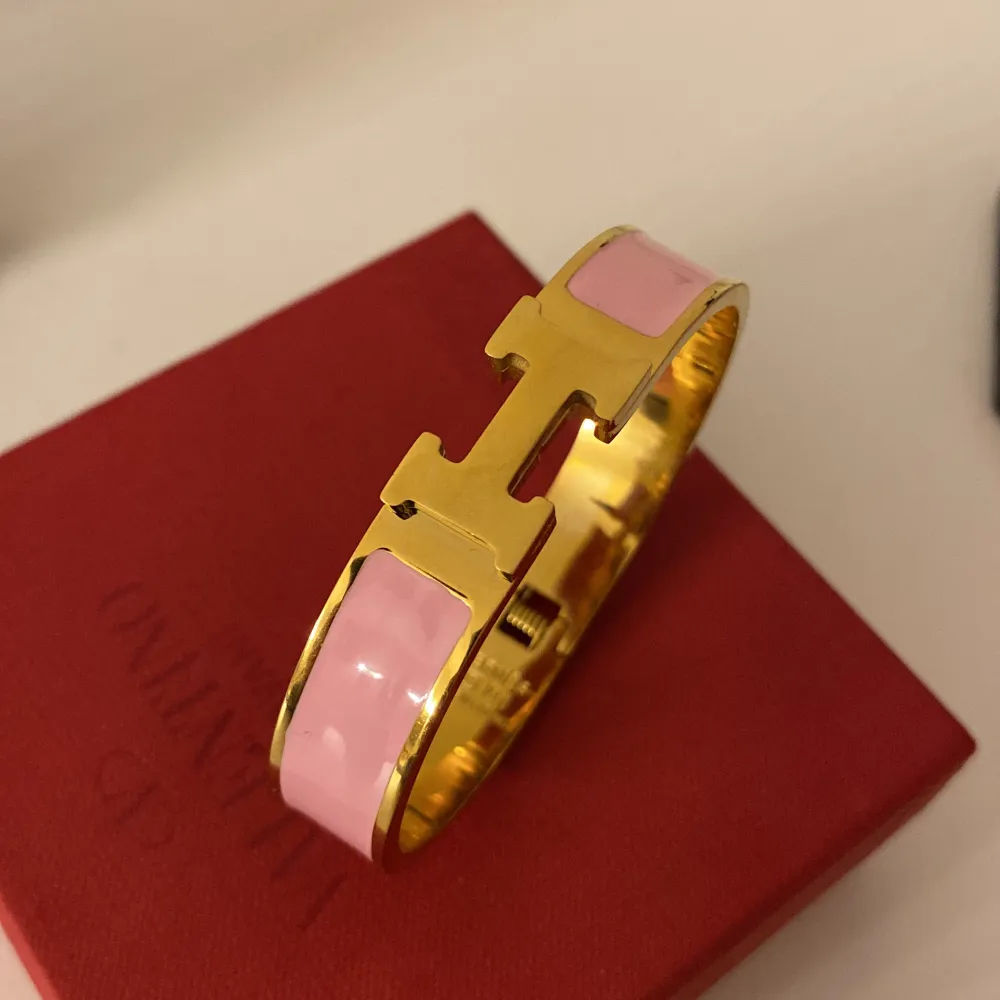 Säljer detta rosa Hermes armband🩷 Då den inte kommer till användning.  - I bra skick - Använd endast fåtal gånger - Pris kan diskuteras (Osäker om den är äkta)  Hör av er gärna vid intresse🩷 . Accessoarer.