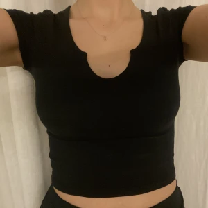 Crop top - T-shirt i stretchigt material I gott skick