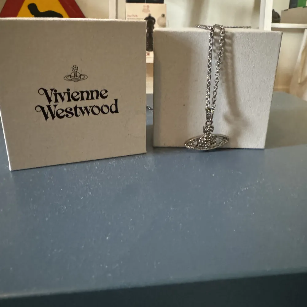 Vivienne Westwood halsband helt nytt. Köpt på Zalando för 1300kr Säljes för 850kr. Övrigt.