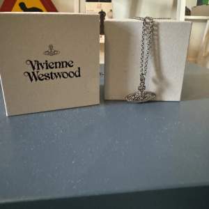 Vivienne Westwood halsband helt nytt. Köpt på Zalando för 1300kr Säljes för 850kr