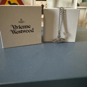 Vivienne Westwood halsband NYTT - Vivienne Westwood halsband helt nytt. Köpt på Zalando för 1300kr Säljes för 850kr