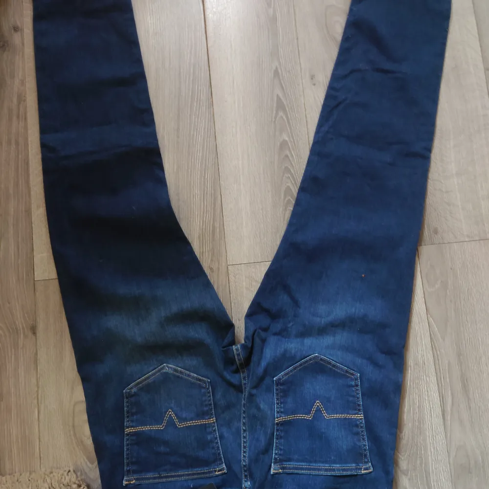 Helt nya Bison jeans i snygg mörk tvätt i storlek 32/32  och stretch kvalitet, riktigt skön modell   Org prislapp på 1000 kr samt tag kvar! Mitt pris: 199 kr plus frakt . Jeans & Byxor.