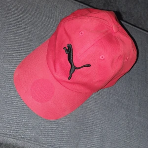 Röd PUMA-keps  - Röd PUMA-keps. 