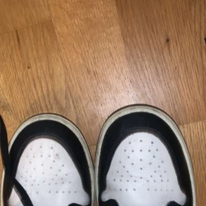 Jordan 1 retro mid - Har knappast använt dem kommer stada kan köpa med crease skydd blir det 1,700 kr  utan blir 1,500 kr orginalpriset var 2000kr