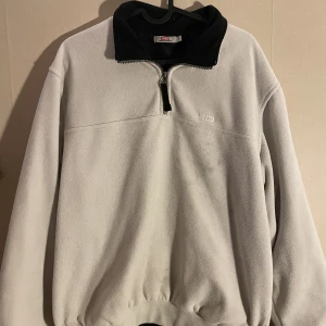 1/4 zip - vit - Trendig och framförallt varm kvarts zip av märket fourth dimension. Tröjan är inte kritvit utan mer åt det kräm vita hållet.