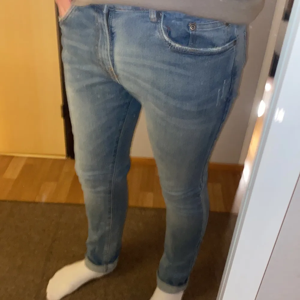 Jeans i fint skick. Min längd är 180cm. Storlek 34/34. Jeans & Byxor.