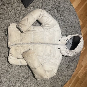 Sail racing  - Sail racing jacka  Jätte smutsig har ej provat tvätta så vet inte om de går bort