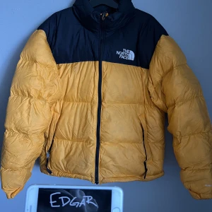 The North Face Nuptse Jacka - The North Face Nuptse Jacka Storlek M Skick: 8/10 (Skrynklig då den precis var upptagen ur flyttlåda) Frakt tillkommer  2000kr