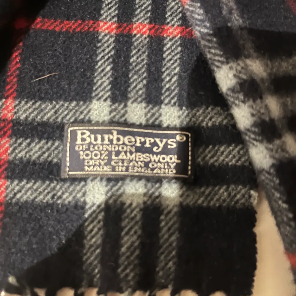 Tja, säljer nu mina snygga halsduk ifrån burberry. Den är i fint skick, inga hål eller repor. 100% lamm ull och självklart äkta. Tyvärr inget kvitto. Om du har en fråga är det bara att skicka ett pm!. Accessoarer.